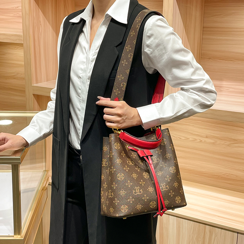 欧美时尚女士包包女2026新款高级感印花女包水桶包单肩斜挎包时尚百搭手提包小包高清大图