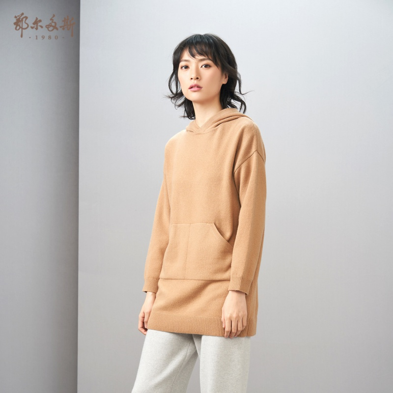 鄂尔多斯1980 落肩袖仿卫衣版型带帽女士羊绒针织衫