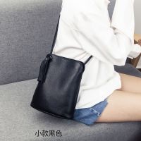 头层牛皮2021新款简约流苏水桶包大容量真皮斜挎单肩包女ins 小款黑色(收藏送礼品)