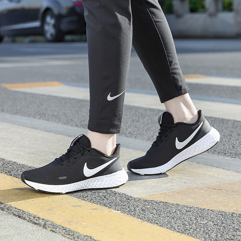 Nike耐克女鞋黑白运动鞋减震低帮透气旅游鞋跑步鞋
