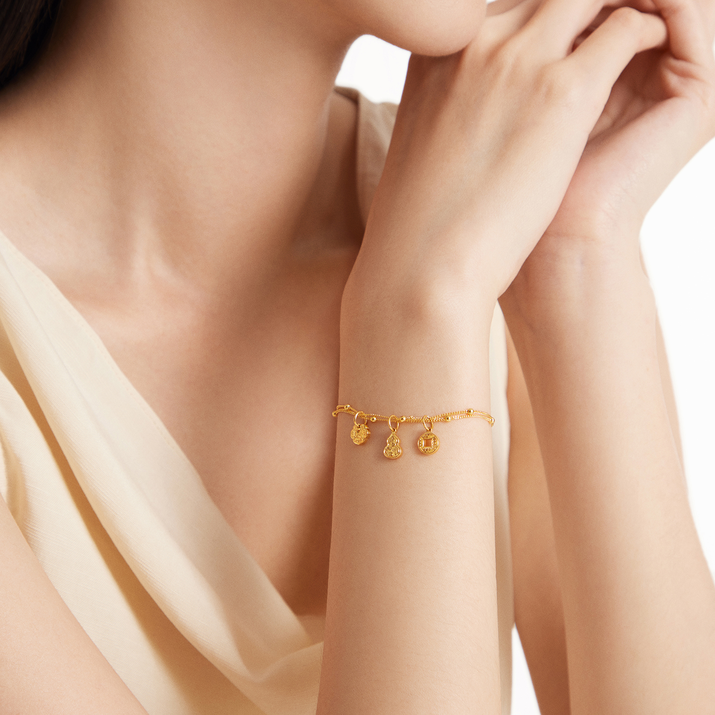 周大福小鼻嘎爆闪鱼鳞铜钱币足金黄金吊坠计价女款(工费180)EOF1966礼物高清大图