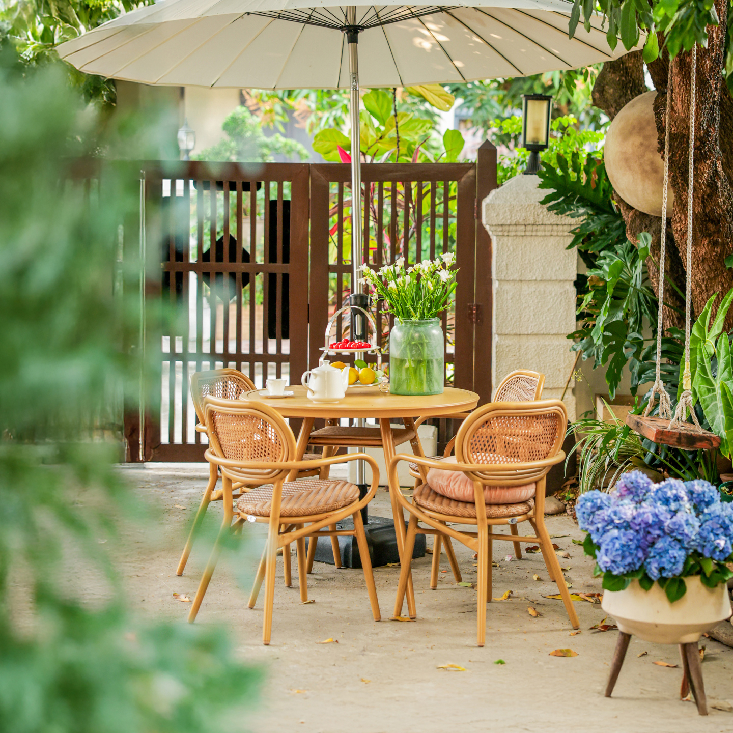 紫叶户外桌椅组合花园露天阳台室外藤编椅休闲庭院桌椅藤椅三件套高清大图