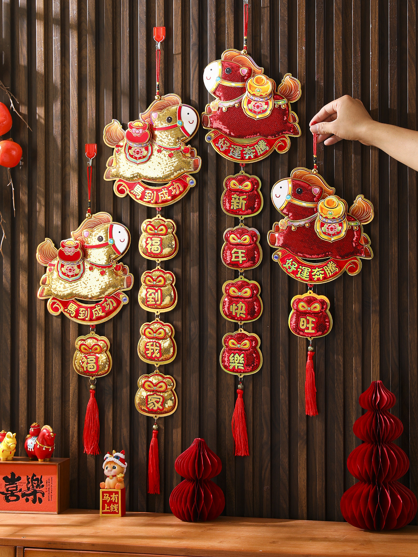 2026马年挂饰新年生肖亮片挂件春节过年立体挂串橱窗墙面装饰用品 尺寸约85*21cm 一对装高清大图