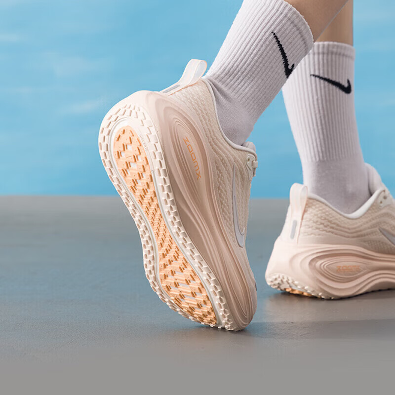 耐克（NIKE）女鞋新款Vomero Plus缓震耐磨运动鞋时尚休闲跑步鞋HV8154-801 ZP高清大图