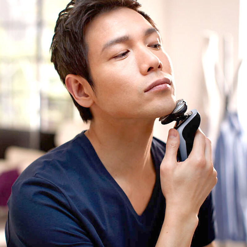 飞利浦(Philips) 电动剃须刀 S9111/12 充电式男士刮胡刀旋转式三刀头须刀 干湿两用全身水洗 多效理容