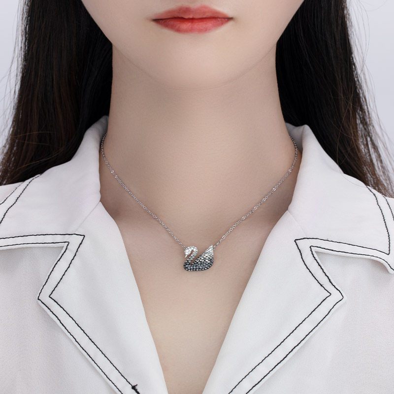 SWAROVSKI 施华洛世奇黑白渐变天鹅(大)ICONIC SWAN人造仿水晶项链女锁骨吊坠 礼物女 5614103
