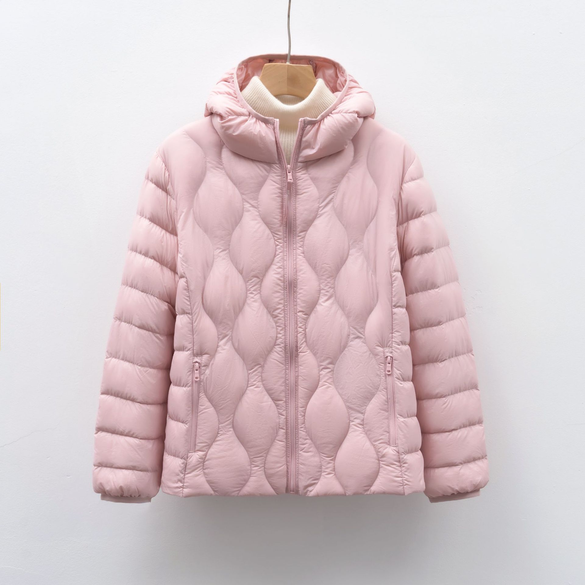 90绒新国标女装秋冬新款轻薄羽绒服波浪纹女式带帽外套 粉色 M