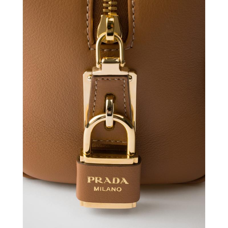 普拉达(PRADA)女士中号皮革单肩包时尚简约金属徽标可拆卸钥匙扣