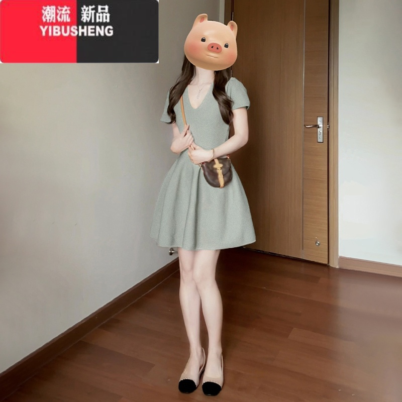 YIBUSHENG季新款法式V领卡其色连衣裙小个子女2024新款a字小众设计感短裙