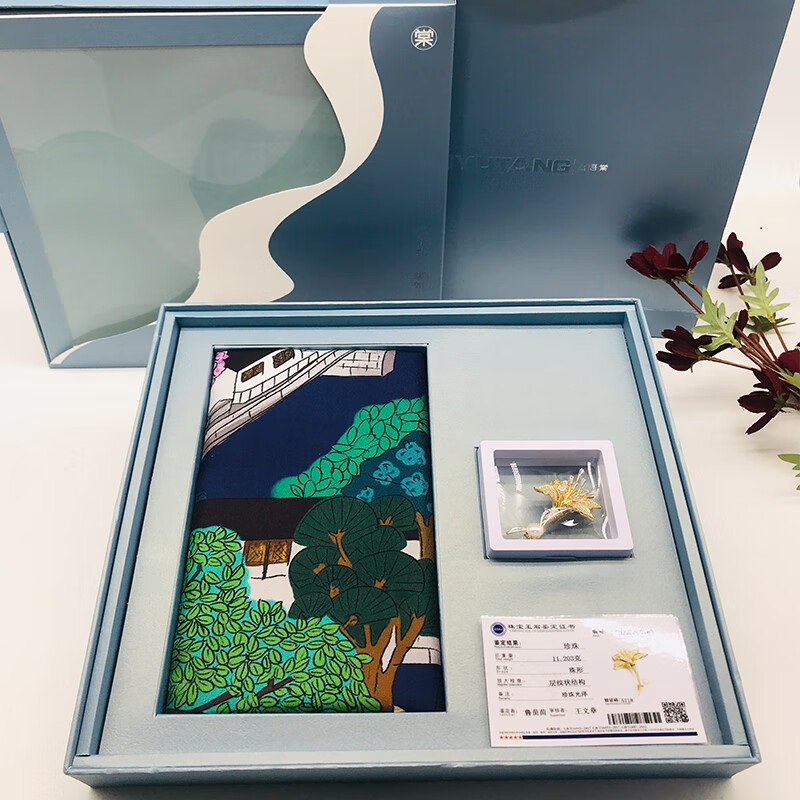 丝语棠 亭亭玉立礼盒(1.90真丝方巾 ;2.珍珠胸针)高清大图