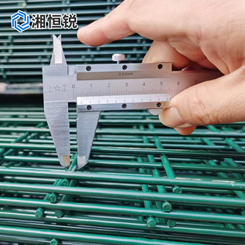 湘恒锐 隔离网片 镀锌 喷塑 墨绿色 孔径50x50/2800mmx700mmx4.2mm 片高清大图