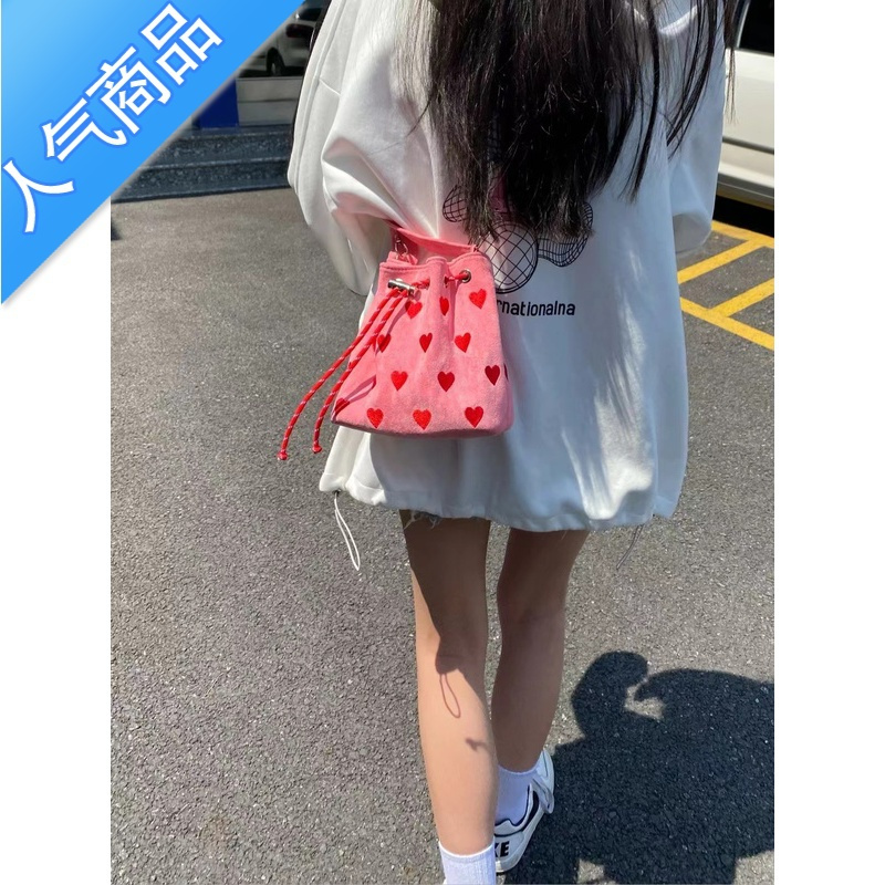 封后韩国爱心刺绣手提包女2022新款抽绳粉色帆布包单肩斜挎迷你水桶包