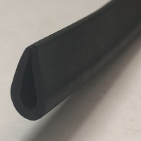 新港 垃圾小车四周黑色 胶条 13*7mm（单位：米）