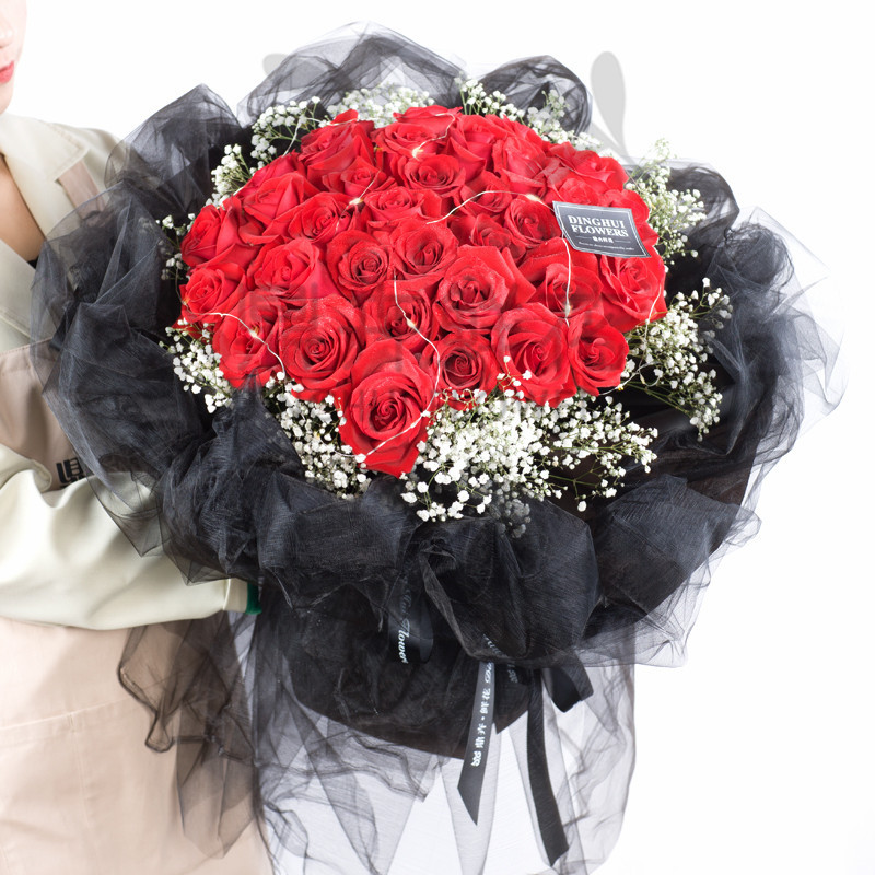 红玫瑰(黑纱款)情人节送女友恋人亲人【爱在心头】33朵红玫瑰黑纱花束