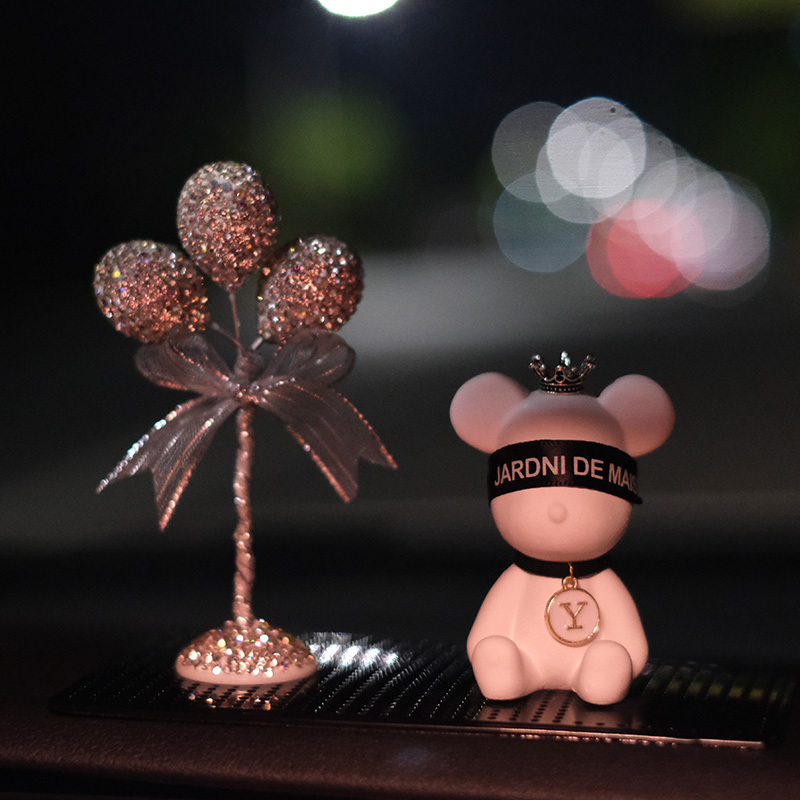 敬平字母小熊车载香水创意扩香水石网红汽车摆件香薰车内饰品情侣白色