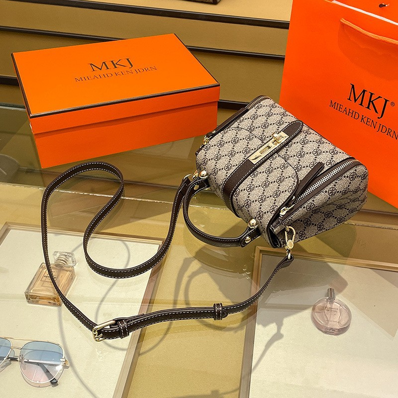 MKJ专柜正品欧美复古包包女2023新款水桶包洋气轻奢品字母手提斜挎包百搭单肩包小方包高清大图