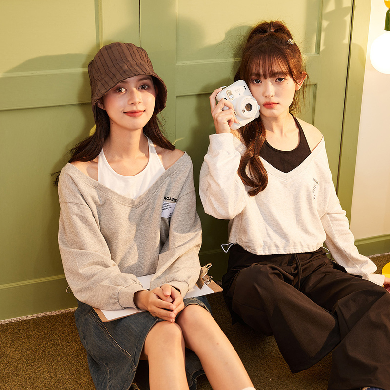 [1.5折价58元]唐狮春季新款女卫衣挂脖假两慵懒v领设计感小众ins风上衣