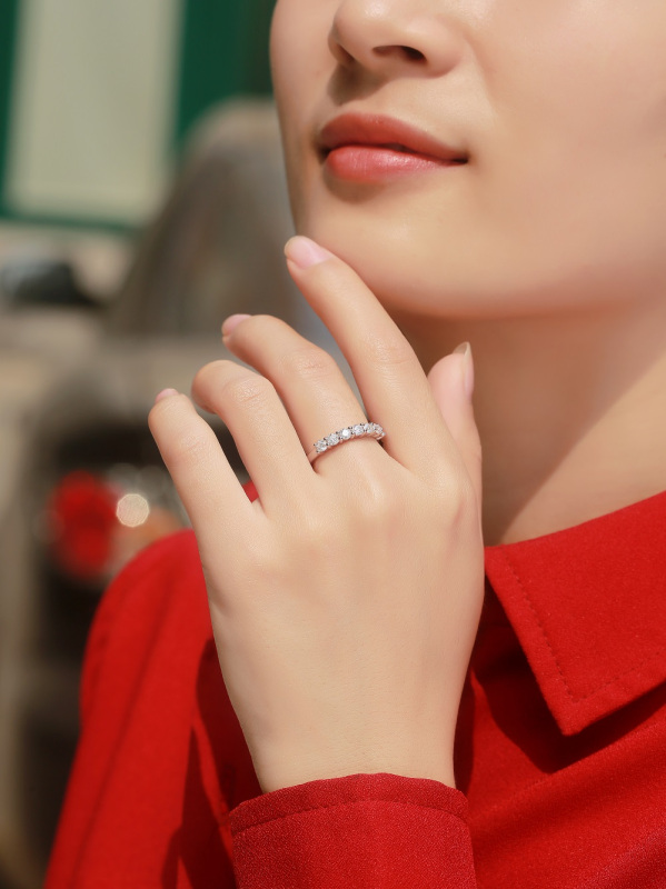 玖钻珠宝 925 银莫桑石戒指 七公主排戒欧美豪华半圆镶嵌百搭排戒R11156高清大图