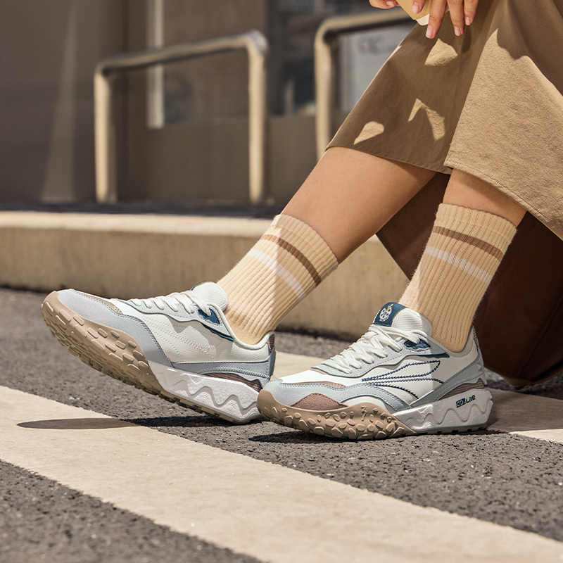 酥饼2.0丨361°女鞋运动鞋革面防泼水颗粒大底男休闲鞋高清大图