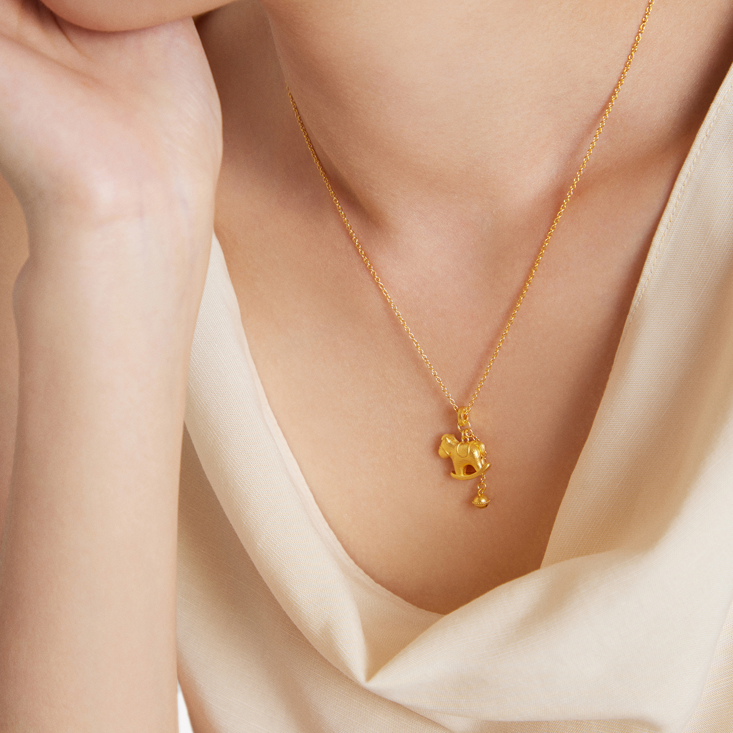 周大福马年生肖锤纹钱币铃铛木马足金黄金项链女计价（工费960元）EOF1559礼物高清大图