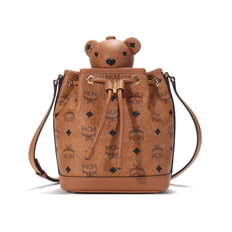 mcm 女士人造革配皮小熊抽绳单肩斜挎包水桶包mwdaaxl01