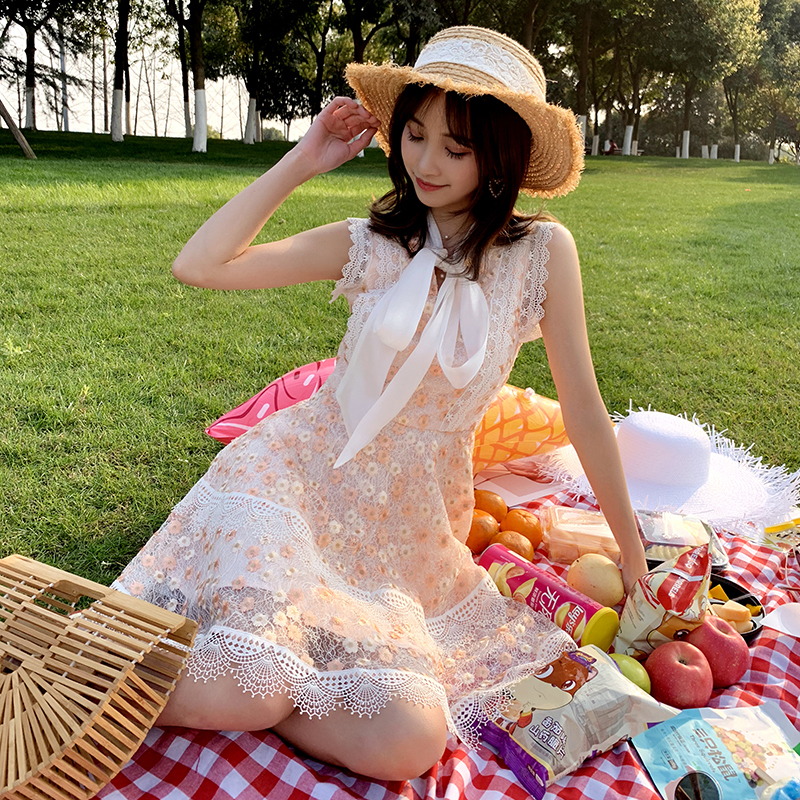 春装2019款女泰国潮牌气质优雅无袖刺绣花朵小清新连衣裙