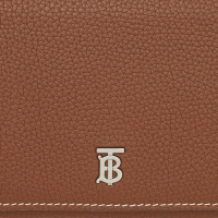 预订 BURBERRY 博柏利 粒纹皮革钱夹(含可拆式背带)斜挎包 8025532
