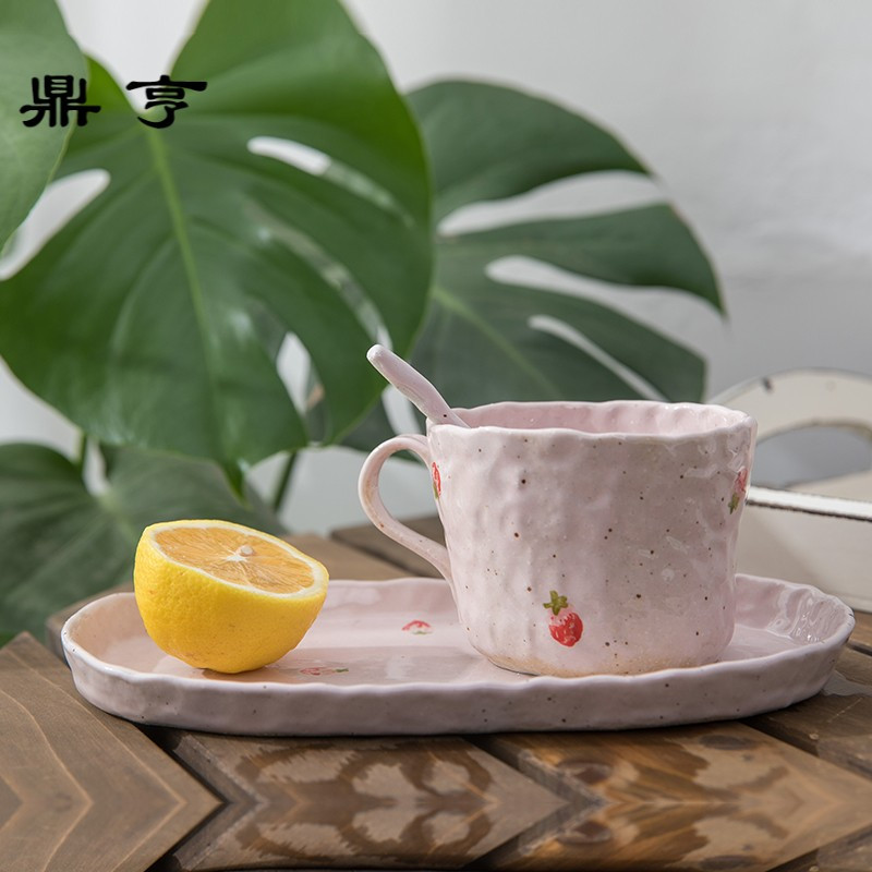 鼎亨手捏日式陶瓷可爱马克杯咖啡杯送勺牛奶杯粉色莓杯盘勺套装