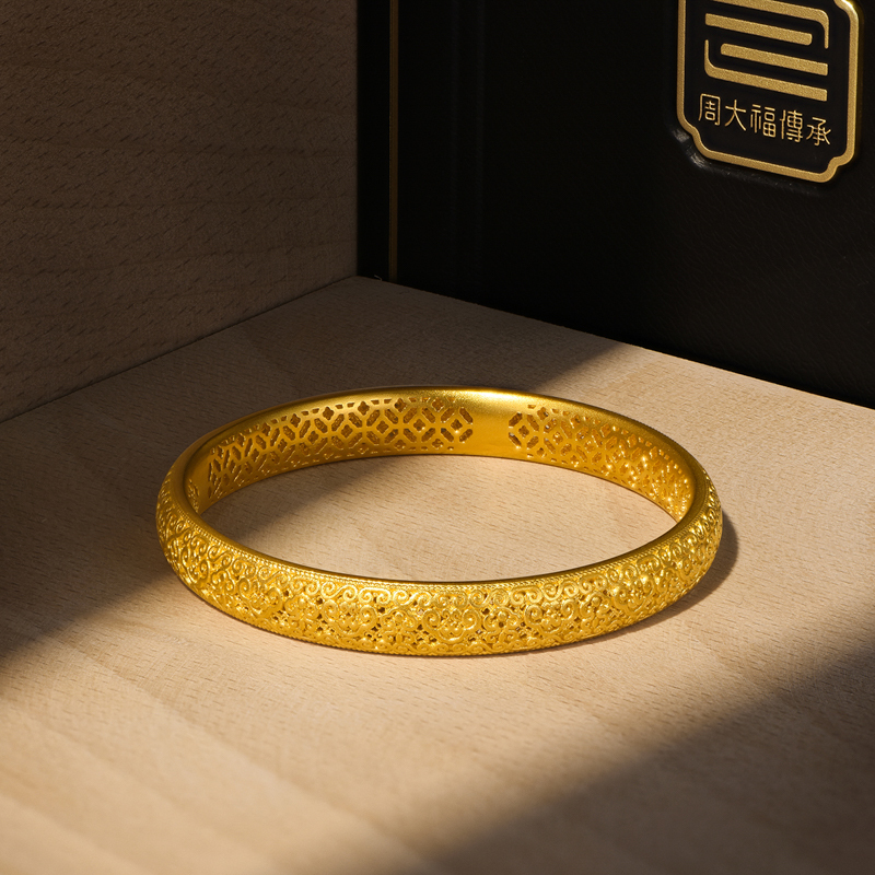 周大福传承系列如意圆满如意纹足金黄金手镯计价工费2780元f221873甄