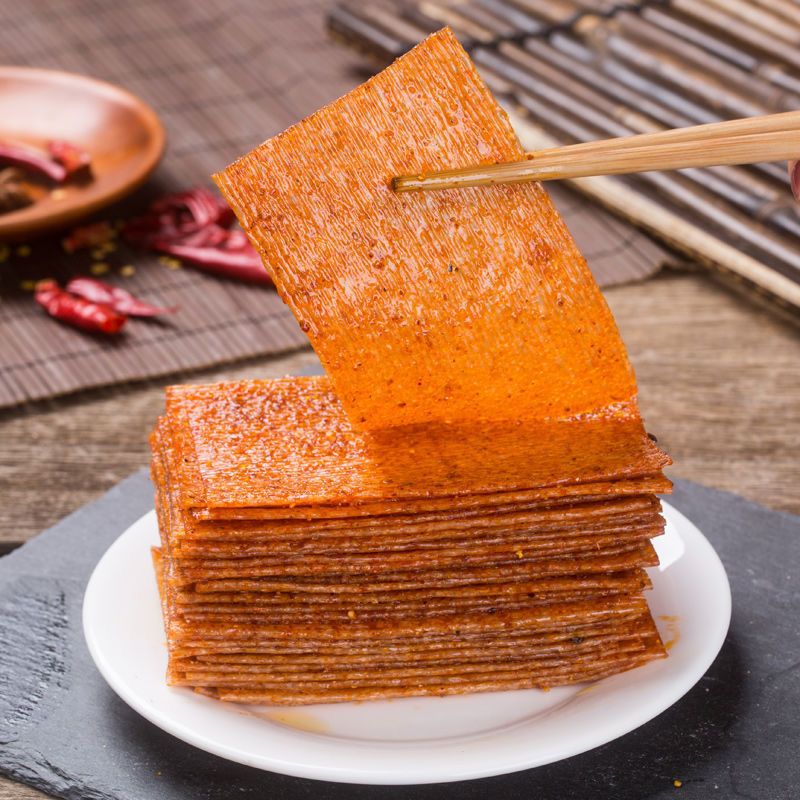 嘴巴香辣片辣条零食批发麻辣怀旧儿时小时候亲嘴片嘴巴香网红休闲10袋