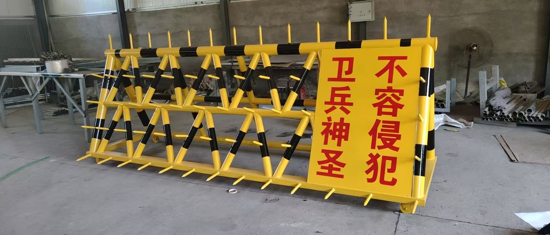 麦盾 移动拒马护栏学校厂区门口可移动带刺防撞拒马路障9000*1600*1000mm可定制高清大图