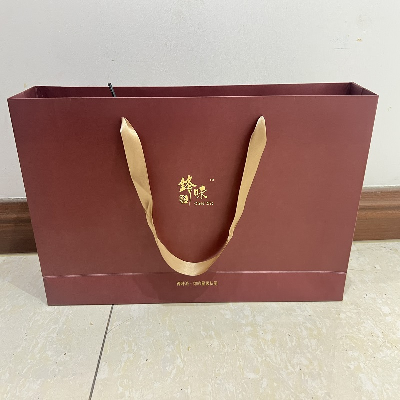 中锐智采白卡定制礼品手提袋竖款材质:250克白卡 印刷工艺:四色一专印刷 是否覆膜:哑膜 尺寸:230*50*360mm