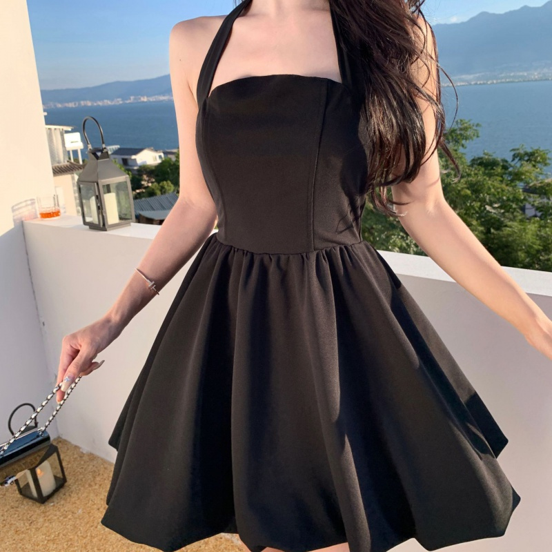 权小威赫本风黑色露背挂脖连衣裙女夏季新款性感收腰显瘦蓬蓬裙短裙