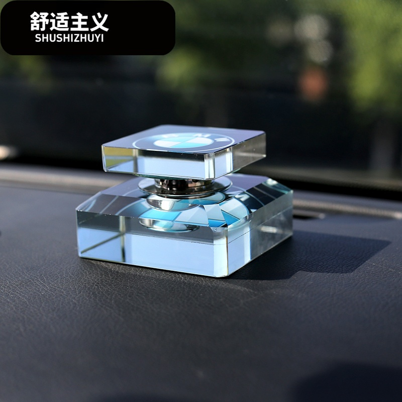 汽车专用车标车载香水摆件男女高档个性创意古龙除异味送防滑垫