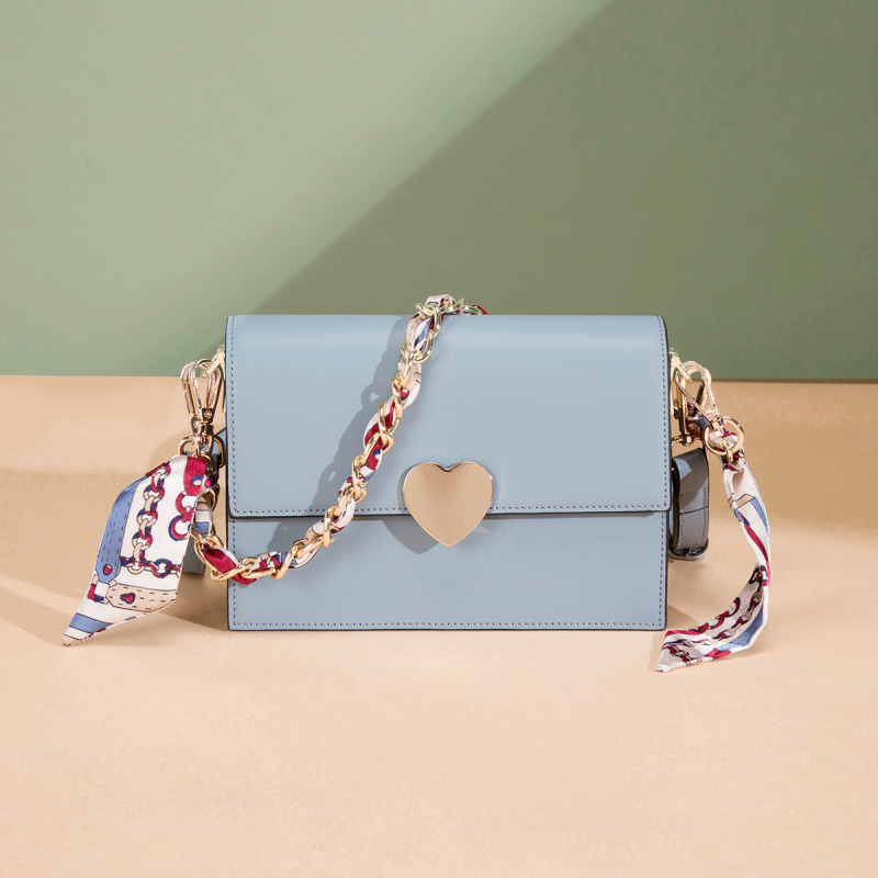 马克华菲爱心扣小方包风琴包单肩包丝巾装饰链条包视频