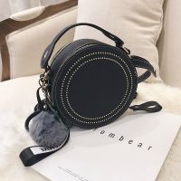 包包女2021新款斜挎手提单肩百搭韩版圆形磨砂皮学生时尚小包包 黑色送挂饰