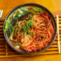 今麦郎上品重庆酸辣粉1桶装 速食粉丝鲜香酸辣内含清脆爽口豆芽小菜 方便速食食品即食红薯粉丝方便面泡面非油炸整箱