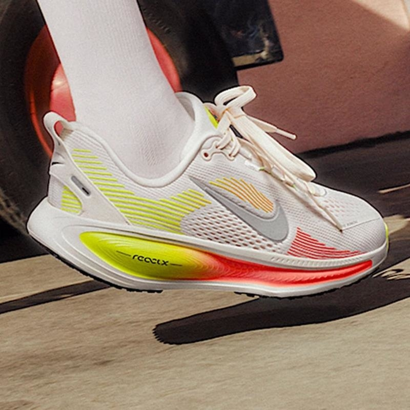 NIKE耐克跑步鞋VOMERO 18 (GS)轻便低帮大童青少年鞋HQ2157-003 C