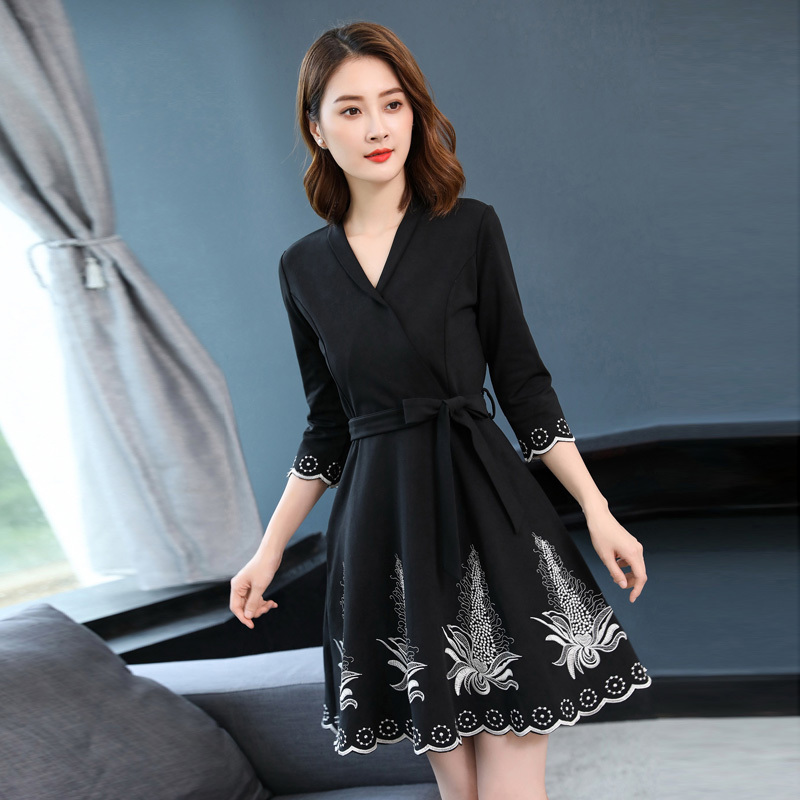 2018新款女装春装潮连衣裙v领刺绣七分袖黑色时尚修身显瘦a字裙