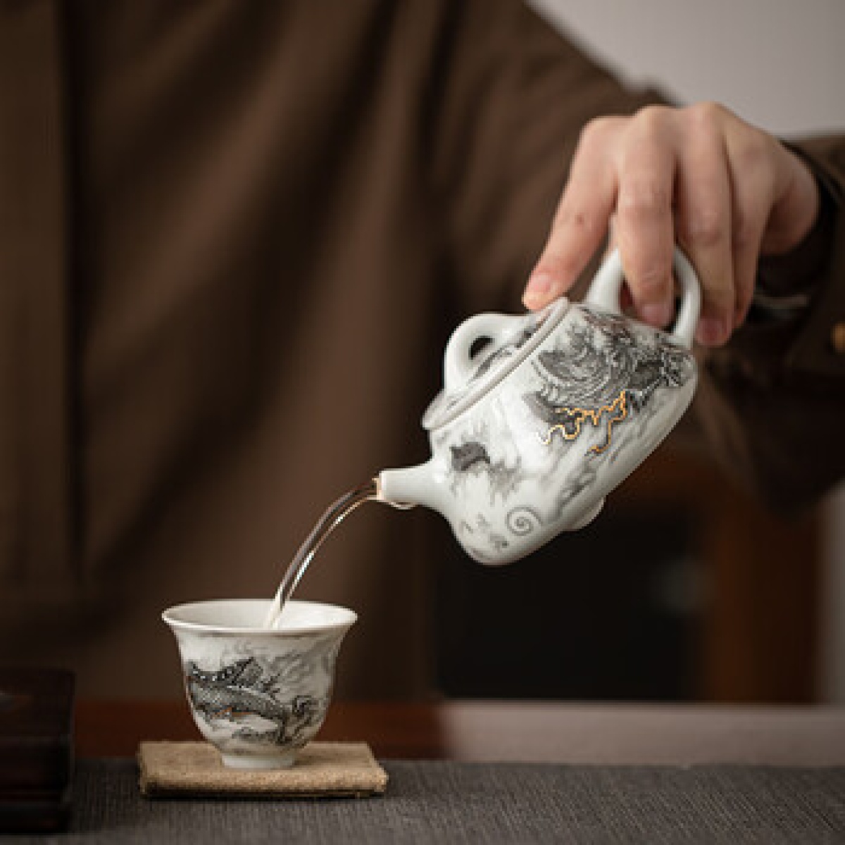 苏氏陶瓷(SUSHI CERAMICS)水墨龙腾盛世(石瓢壶)非遗传承人苏爱珍老师作品泡茶壶_高清大图