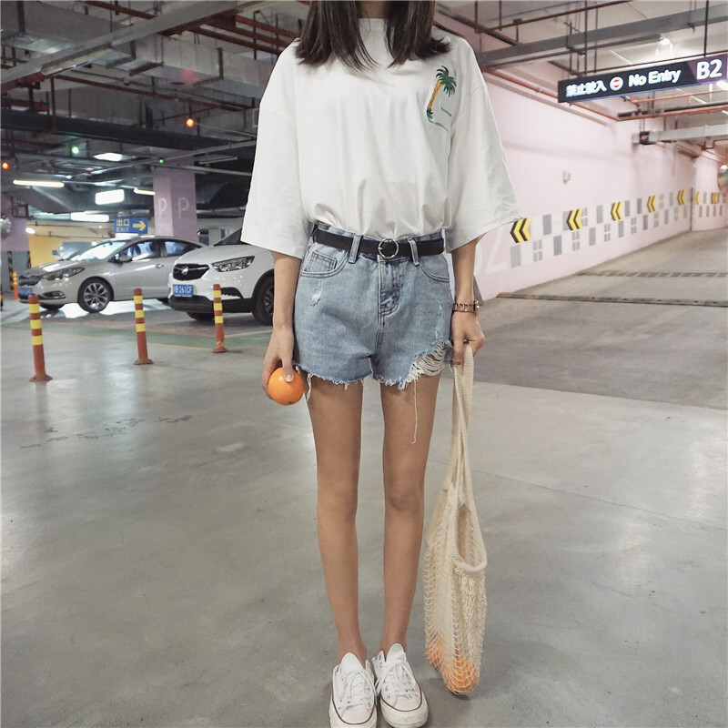 韩版休闲水洗抓纹磨破浅色牛仔裤不规则毛边短裤热裤女夏浅蓝色
