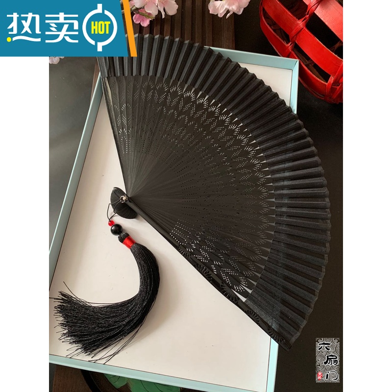 XIANCAI中国风全竹雕刻镂空扇子日式纯色黑色扇子雕花古风便携男女跳舞扇 半透明孔雀雕花+黑配红大流苏