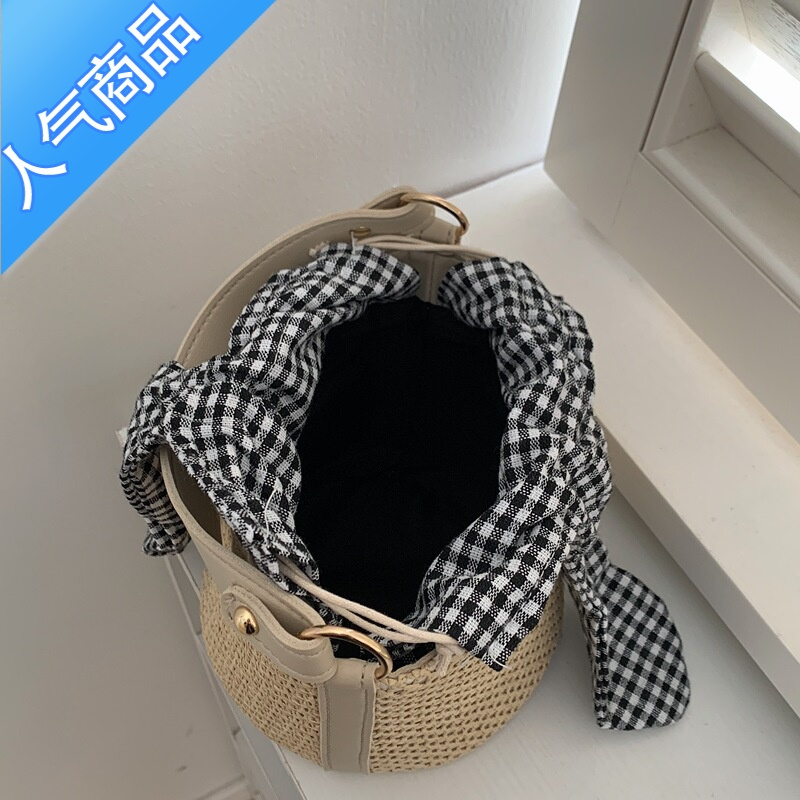 封后蝴蝶结格子水桶草编包女2022新款时尚百搭单肩斜挎洋气草编手提包女包