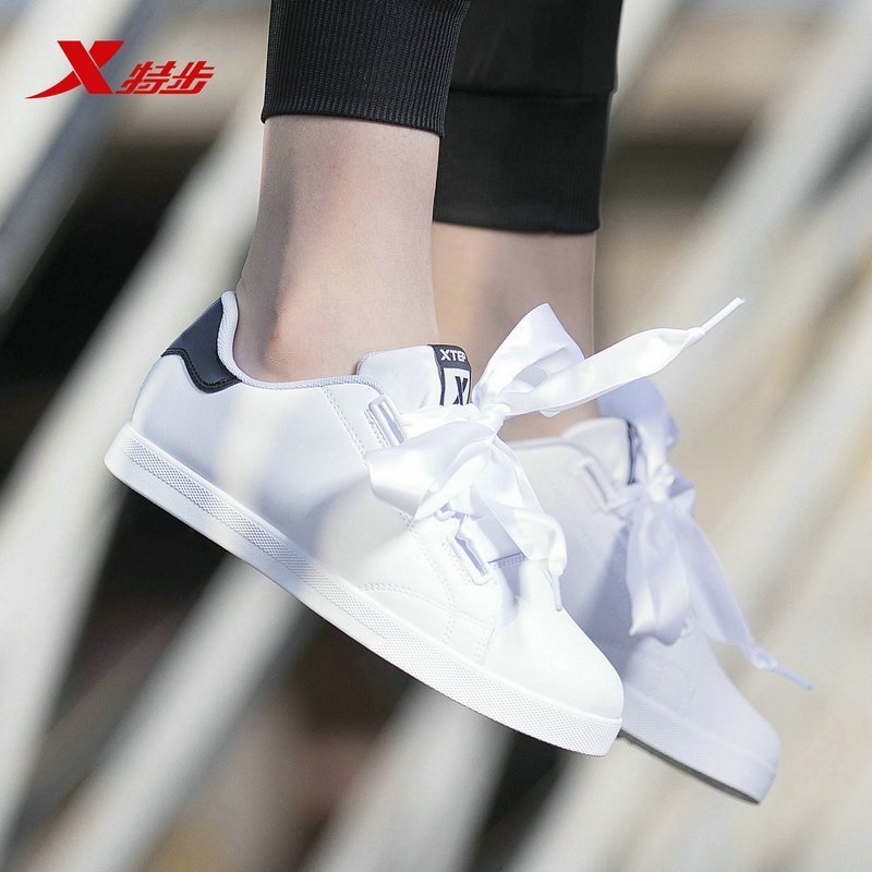 特步(Xtep)女子板鞋2018舒适经典低帮小粉鞋蝴蝶结绑带运动鞋时尚小白鞋板鞋982118319395
