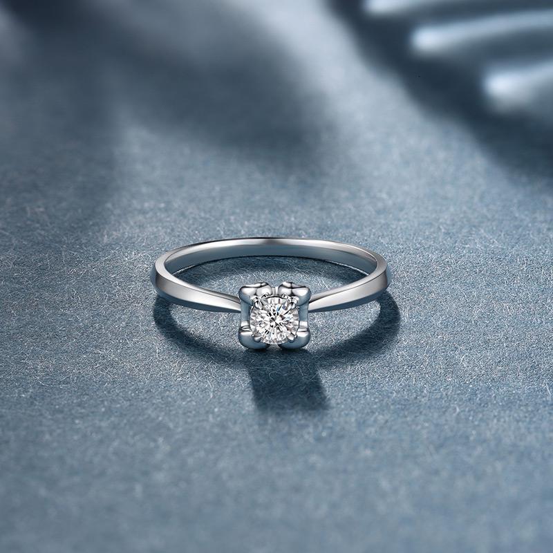 周六福zhouliufu珠宝无界系列18k金钻石戒指女璀璨简约经典四爪女戒送