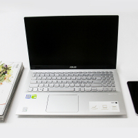 华硕（ASUS）顽石Y5200FB8265 15.6英寸高清窄边框超轻薄本娱乐游戏笔记本电脑（四核i5-8265U 8G 256GB固态 2G独显 银色/灰色）定制