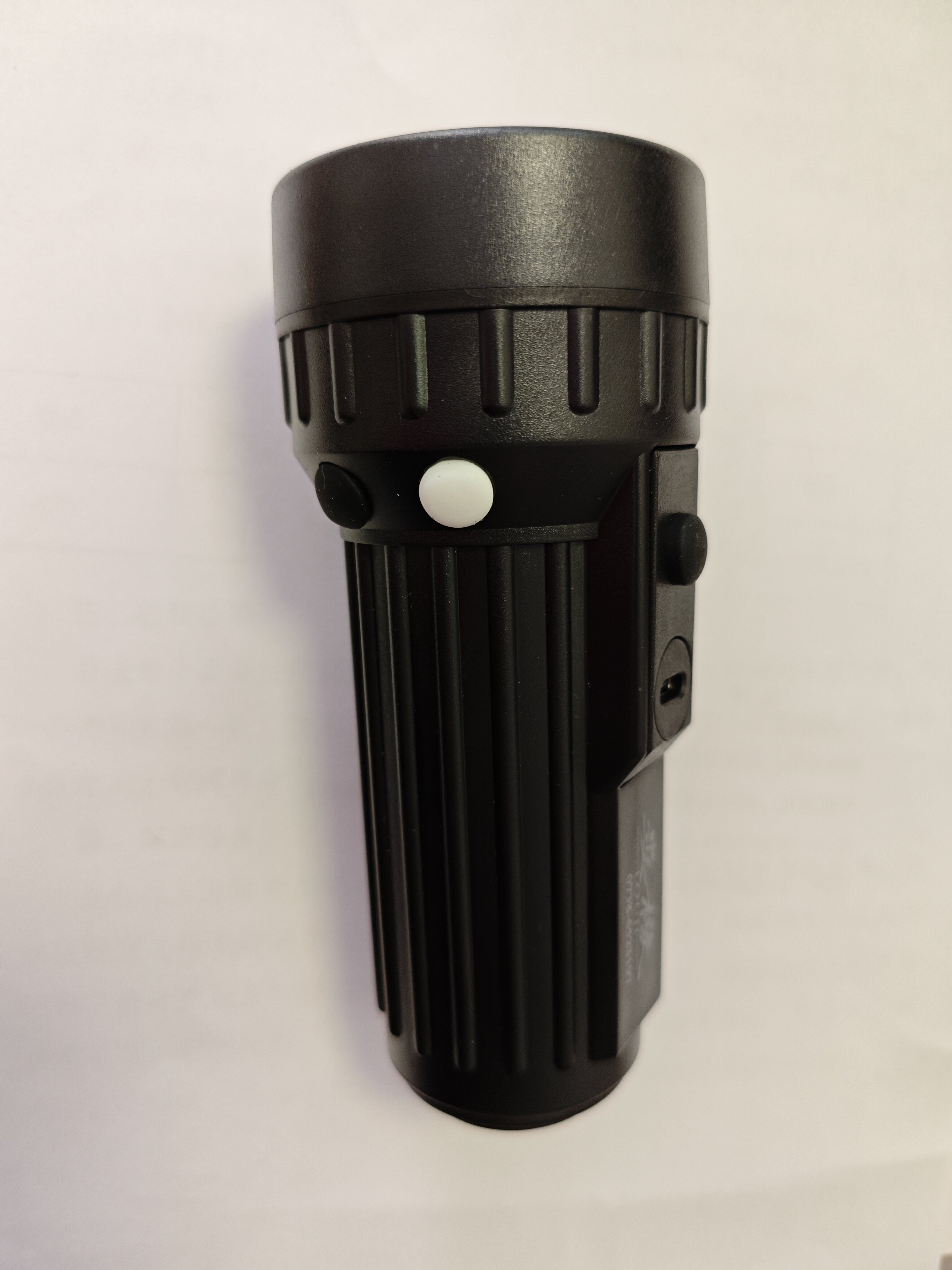 娄机 LOUJI 高亮户外手电筒 LED 1000流明 防水防尘 超远射程 智能调光 轻巧便携高清大图