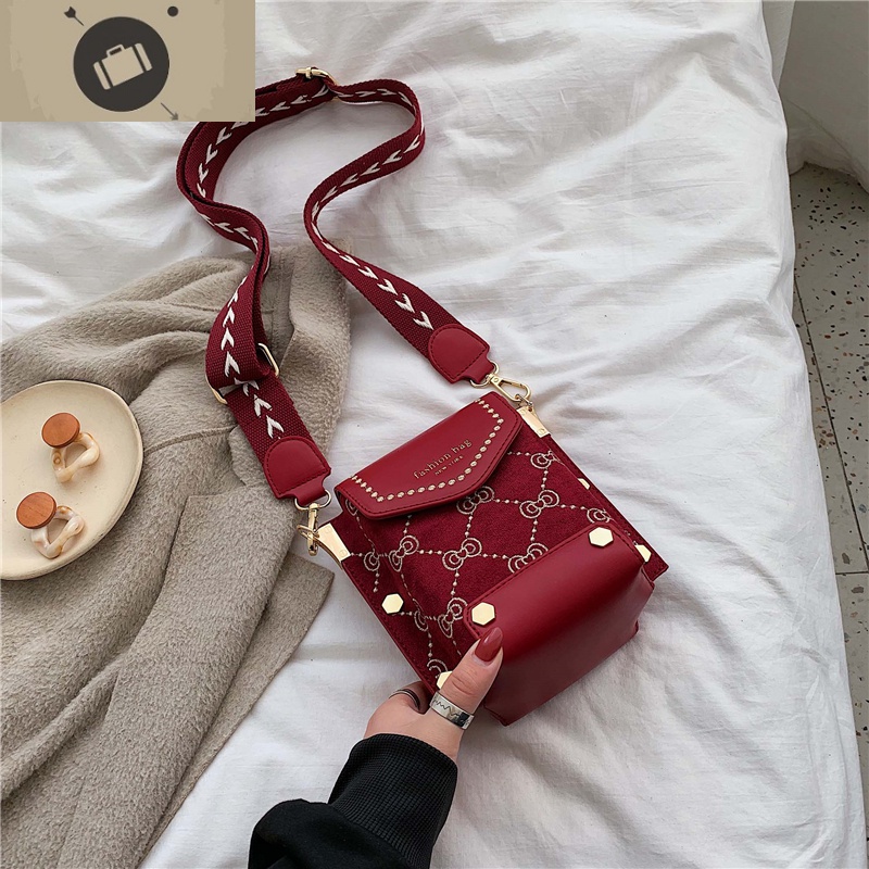 chic高级感包包女2019新款韩版质感单肩斜挎包洋气复古宽带手机包艾狄