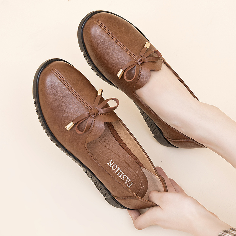 春秋季妈妈鞋软底舒适单鞋中年老人奶奶皮鞋平底防滑中老年人女