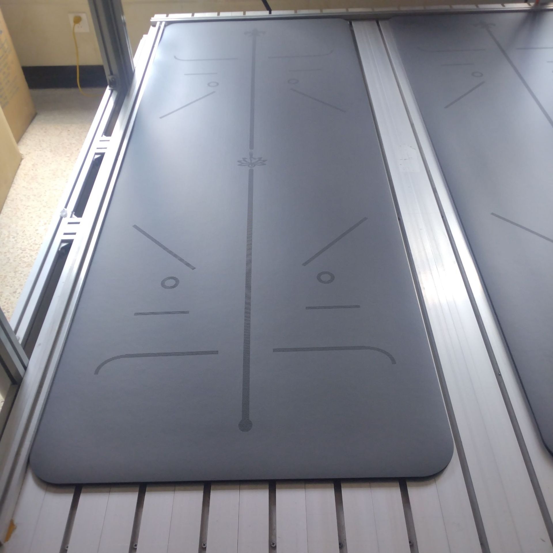 米奇喵pu天然橡胶防滑体位线瑜伽垫运动健身土豪垫吸音减震橡胶静音深灰【体位线】183*68*0.5CM